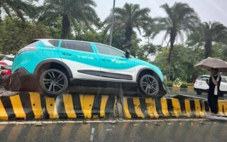 Ảnh TNGT: Tài xế VinFast VF e34 không quan sát, leo dải phân cách trong trời mưa