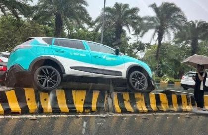 Ảnh TNGT: Tài xế VinFast VF e34 không quan sát, leo dải phân cách trong trời mưa
