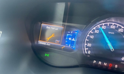 Ford Everest thỉnh thoảng báo lỗi này trên đồng hồ là sao nhỉ?