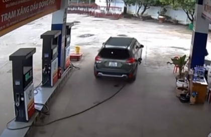 Clip TNGT:  Chị gái đổ xăng vội vàng mang cả vòi bơm đi theo