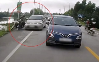 Clip TNGT: Loi choi tạt đầu VinFast VF 5, Toyota Vios lĩnh đủ vì vượt ẩu