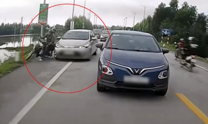 Clip TNGT: Loi choi tạt đầu VinFast VF 5, Toyota Vios lĩnh đủ vì vượt ẩu