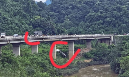 Clip TNGT: Đấu đầu với xe con đi ẩu trên đường mòn Hồ Chí Minh, xe tải lao qua lan can rơi xuống vực