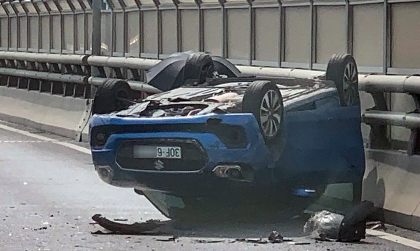 Ảnh TNGT: Suzuki Swift lật ngửa sau va chạm với Toyota Vios trên đường đai 2 ở Hà Nội