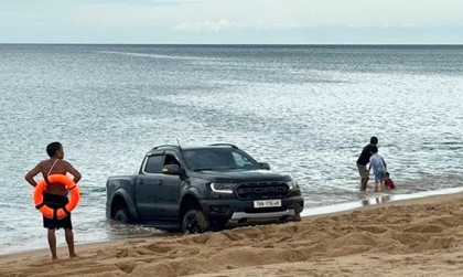 Clip: Tung tăng chạy trên bãi biển đông người bấm cói inh ỏi, tài xế Ford Ranger Raptor đối mặt án