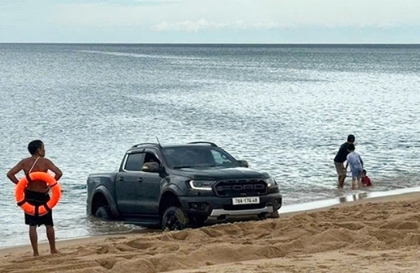 Clip: Tung tăng chạy trên bãi biển đông người bấm cói inh ỏi, tài xế Ford Ranger Raptor đối mặt án 
