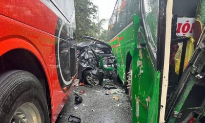 Clip TNGT: Xe khách mất phanh đâm hàng loạt xe khác tại Sapa