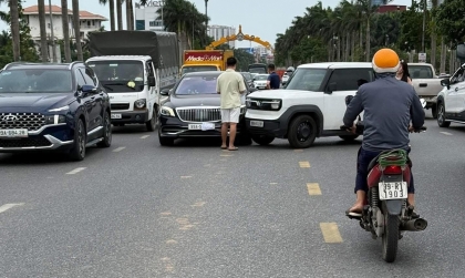 Ảnh TNGT: VinFast VF 3 sang đường, đâm thẳng vào đầu Mercedes-Maybach