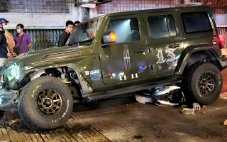 Ảnh TNGT: Jeep Wrangler Sahara mất lái lao qua dải phân cách, đâm hàng loạt người đi đường