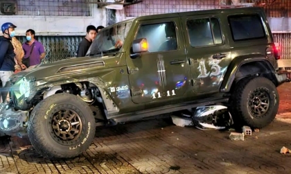 Ảnh TNGT: Jeep Wrangler Sahara mất lái lao qua dải phân cách, đâm hàng loạt người đi đường