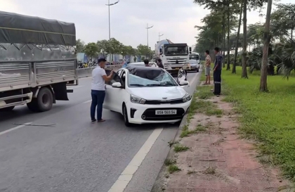 Clip TNGT: Cột điện đột nhiên đổ ra đường, đè trúng KIA Soluto tại Đông Anh, Hà Nội
