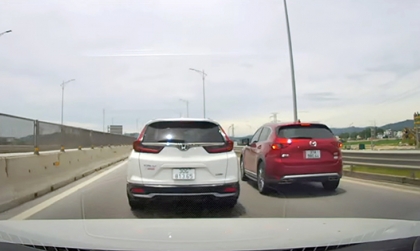 Tài xế Mazda CX-5 đi quá lối rẽ, thản nhiên đạp phanh trên làn ngoài cùng trên cao tốc để lùi xe