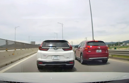 Tài xế Mazda CX-5 đi quá lối rẽ, thản nhiên đạp phanh trên làn ngoài cùng trên cao tốc để lùi xe