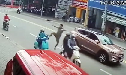 Ý thức giao thông: Lao xuống từ Santa Fe, người đàn ông bất ngờ song phi thẳng vào người phụ nữ đi xe máy