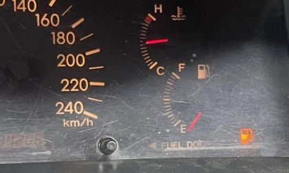 Xin cách xử lý xe Toyota Corolla Altis không hiện vạch xăng?