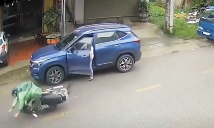 Clip TNGT: Lại thêm trường hợp mở tài xế KIA Seltos cửa xe bất cẩn gây tai nạn