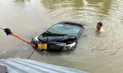 Ảnh TNGT: Mất lái, tài xế cho Toyota Vios đi tắm ao