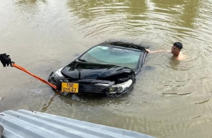Ảnh TNGT: Mất lái, tài xế cho Toyota Vios đi tắm ao