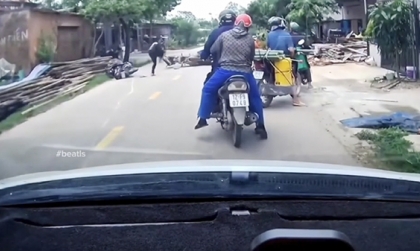 Clip TNGT: Báo thủ phóng nhanh, chơi