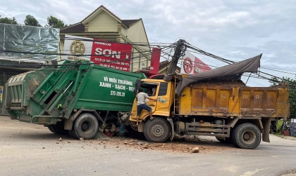 Ảnh TNGT: Qua ngã tư không thèm giảm tốc độ, xe rác và xe tải ai hơn ai?