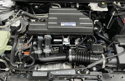 Làm sao lấy được chân ốc dưới khoang động cơ Honda Civic?