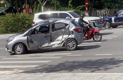 Ảnh TNGT: Phóng tốc độ tên lửa trong phố, Range Rover đâm văng Hyundai Grand i10