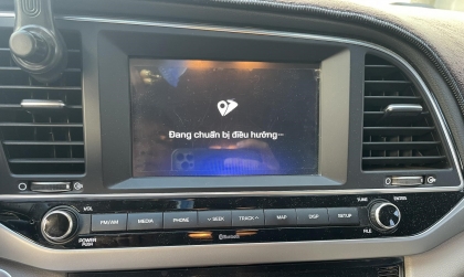 Các bác giúp em khắc phục lỗi màn hình Hyundai Elantra với
