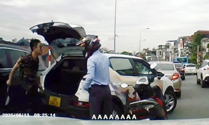 Clip: Va chạm giao thông, thanh niên đi VF 5 hùng hổ mở cốp lôi hung khí ra rồi lại... cất vào.