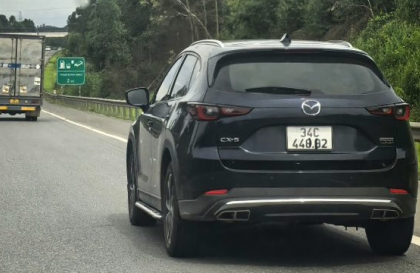 Ý thức Giao thông: Lại thêm trường hợp Mazda CX-5 cố tình dán che biển số trên cao tốc Nội Bài - Lào Cai