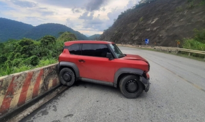 Ảnh TNGT: Đổ đèo mất kiểm soát, VinFast VF 3 quăng mình vào lan can bê tông