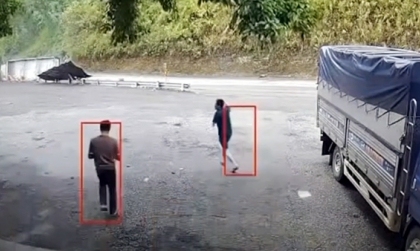 Clip TNGT: Vào cua ẩu, tài xế khiến xe chở lợn lật nghiêng giữa đường