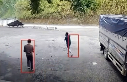 Clip TNGT: Vào cua ẩu, tài xế khiến xe chở lợn lật nghiêng giữa đường