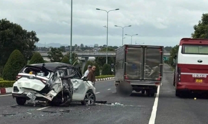 Ảnh TNGT: Toyota Raize biến dạng khi bị xe khách thông từ phía sau trên cao tốc Liên Khương