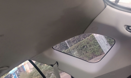 Kia Carens của em bị thấm nước thế này có phải do cửa sổ trời?