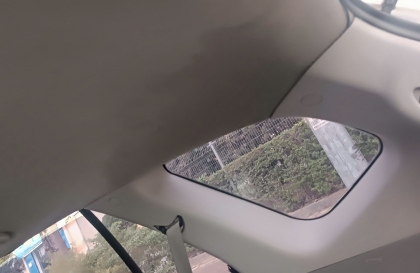 Kia Carens của em bị thấm nước thế này có phải do cửa sổ trời?