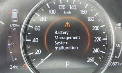 Đồng hồ xe Mazda CX-5 báo thế này là yếu bình đúng không?