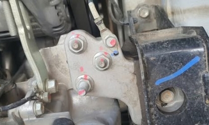 Mitsubishi Xpander bị lệch các thanh nối trong khoang máy là sao các bác?