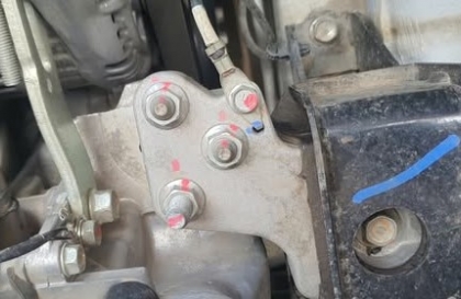 Mitsubishi Xpander bị lệch các thanh nối trong khoang máy là sao các bác?