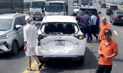 Ảnh TNGT: Mazda CX-5 bị xe khách đâm bẹp đuôi trong một tai nạn liên hoàn