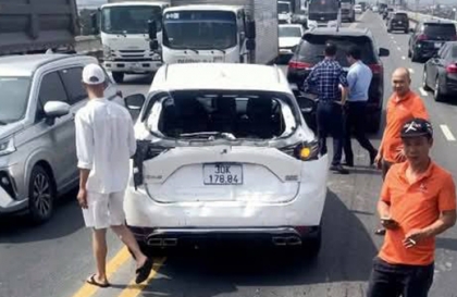 Ảnh TNGT: Mazda CX-5 bị xe khách đâm bẹp đuôi trong một tai nạn liên hoàn