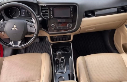 Mitsubishi Outlander còn mùi trong cabin thì xử lý thế nào?