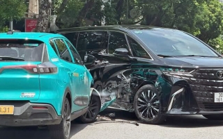 Ảnh TNGT: Qua ngã tư, VinFast VF e34 đâm phải 