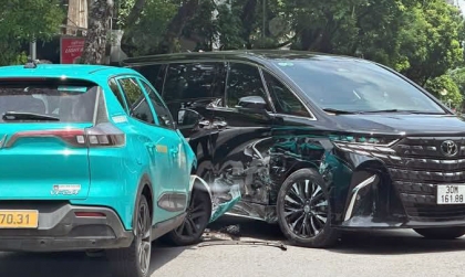 Ảnh TNGT: Qua ngã tư, VinFast VF e34 đâm phải