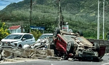 Ảnh TNGT: Nghi nổ lốp, KIA Cerato lật ngửa trên QL 1A