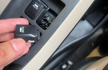 Xin hướng khắc phục nút lên kính của Kia Cerato bị vỡ