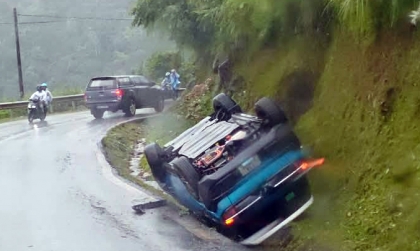 Ảnh TNGT: Đổ đèo đường trơn trượt, VinFast VF 3 lật ngửa giữa đường