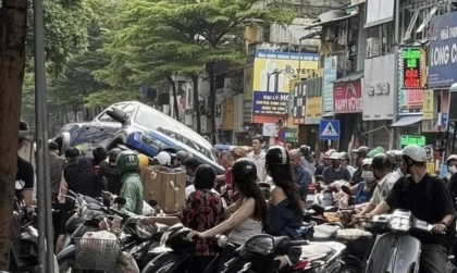 Clip TNGT: Tài xế Ford Ranger Raptor mất kiểm soát đâm hàng loạt xe máy tại Hà Nội