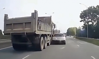 Clip TNGT: Dằn mặt VinFast VF 5 đi ẩu, tài xế xe tải mang hoạ