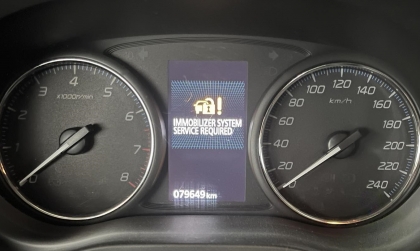 Các bác giúp em xe Outlander báo thế này và không nổ máy được