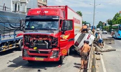 Clip TNGT: Giải cứu thành công ba người trong Toyota Camry bị công-ten-nơ kẹp cứng vào dải phân cách